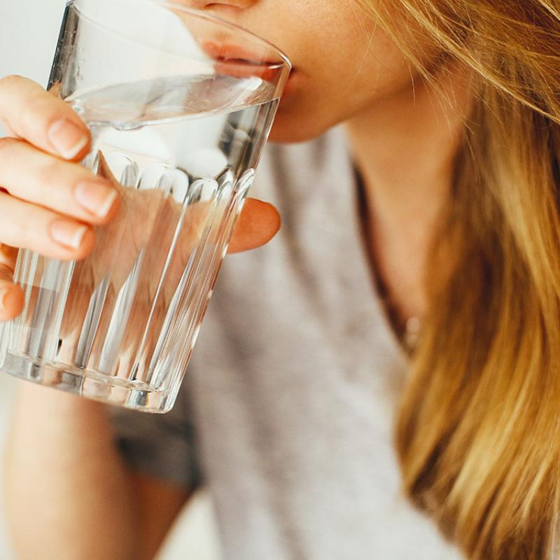 Quanta acqua bisogna bere al giorno per una corretta idratazione cellulare?