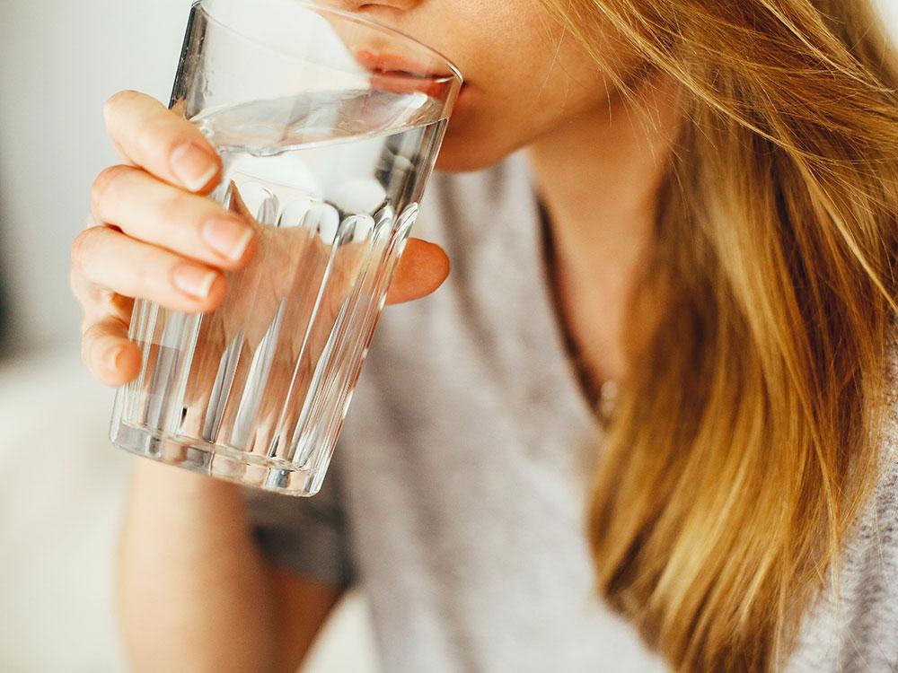 Quanta acqua bisogna bere al giorno per una corretta idratazione cellulare?